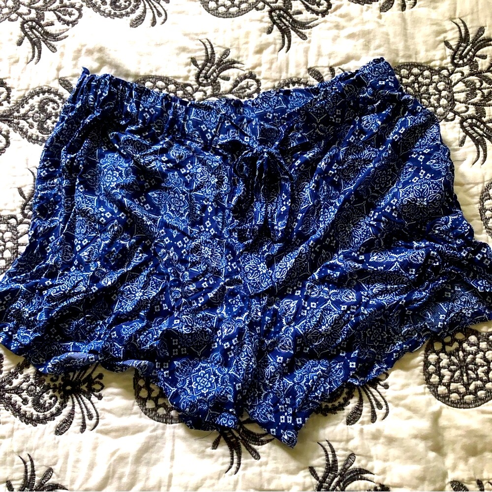 Lightweight patterned shorts